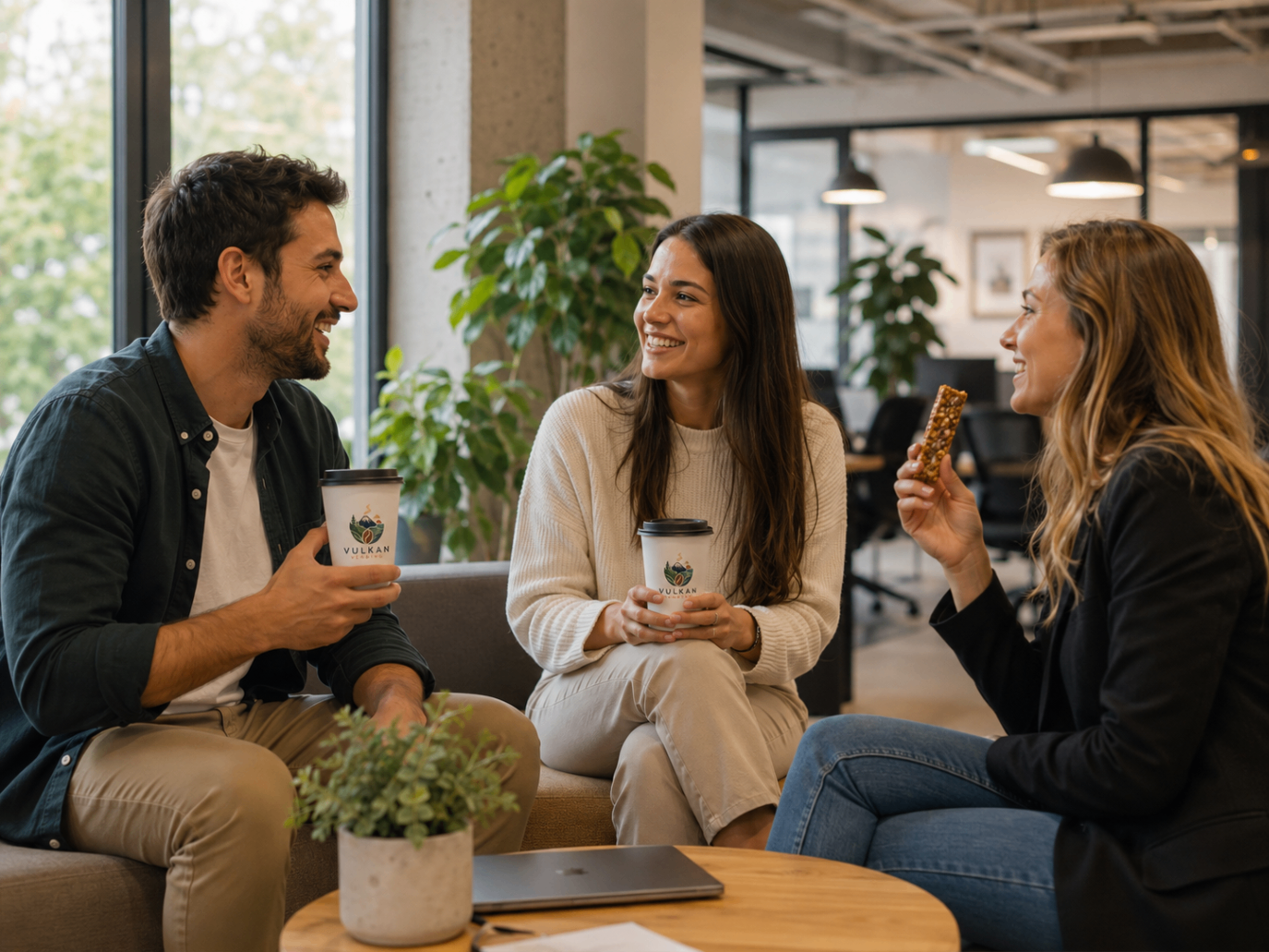 Equipo de trabajo compartiendo café y snacks Vulkan Vending en una pausa